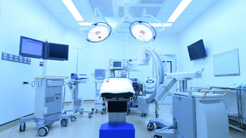 Quirófano con equipo médico de alta tecnología